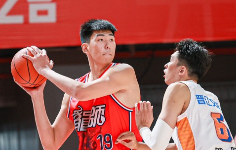 九游官方平台-全明星中锋水准！9投狂砍17分10板4帽，郭士强真该带他进国家队